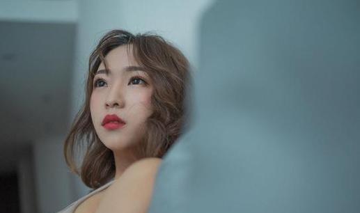 第三者插足恋情，留还是走？（如何正确处理感情中的第三者问题，实现自我价值的最大化）