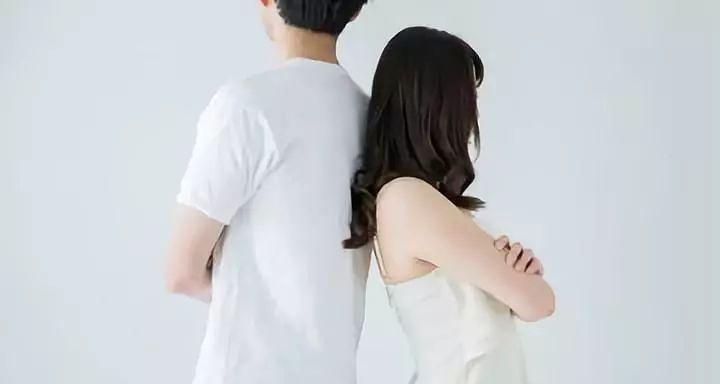 男友喜欢别人怎么办？（让他回心转意的8个有效方法）