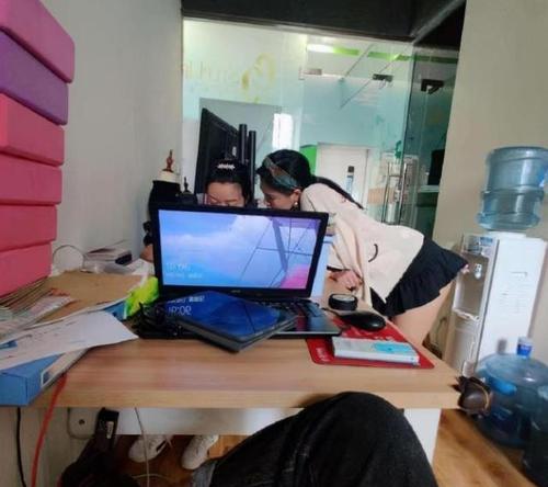 如何追求女同事？（克服她的反感，赢得她的心。）