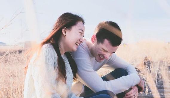 第一次和女生聊天，如何避免尴尬？（15个话题让你不会冷场，聊天技巧学起来！）