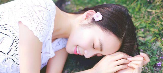 等女人主动联系的正确方法（如何让女人主动联系你？跟着这些步骤做就对了！）