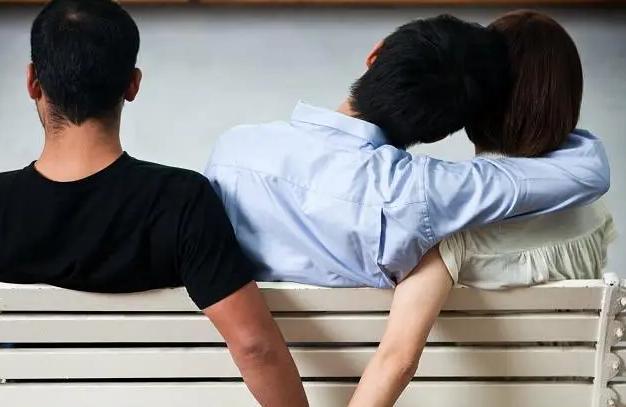 从老公出轨到挽救婚姻——如何面对婚姻危机（15个实用技巧帮你重建信任和感情）