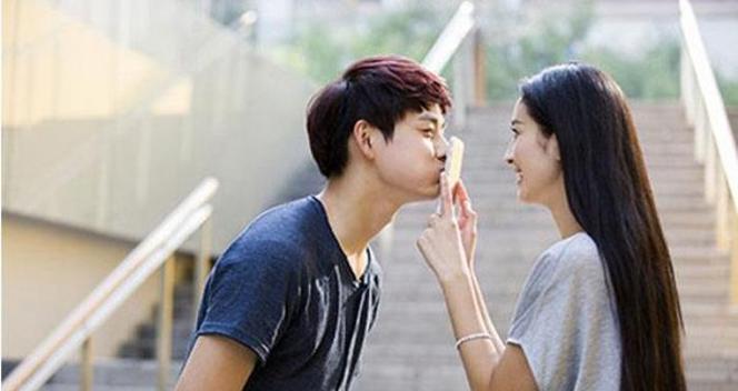 单身女生如何与男生相处？（掌握这些技巧，让你成为迷倒男神的女汉子！）