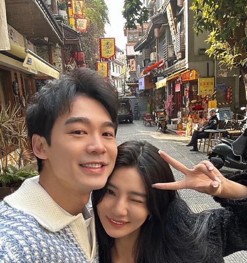 一见钟情，如何识别对方的表现？（揭秘约会时对方喜欢你的15个表现，避免错过爱情缘分）
