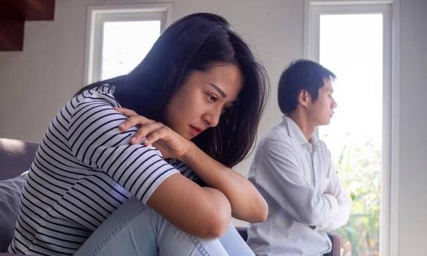 老公发现老婆偷人怎么办？（揭开婚姻中的丑恶真相，如何面对背叛的痛苦？）