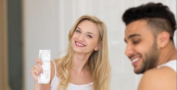 女人喜欢上一个男人的四种表现（探秘女性心理与行为，了解她们的情感世界）