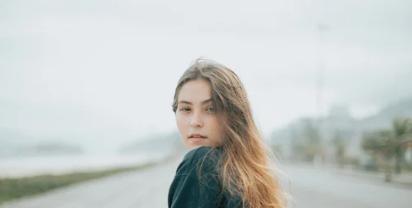 挽回女友必备的三招短信（从短信内容到时机，让你成功挽回女友的三个关键点）