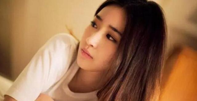 女人喜欢上一个男人的四大表现剖析（如何判断女人是否爱上一个男人？关注这四个细节！）