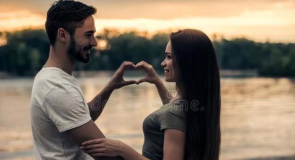 如何用正确的思路挽回以前男友（不要让情绪控制你，正确对待感情挽回）